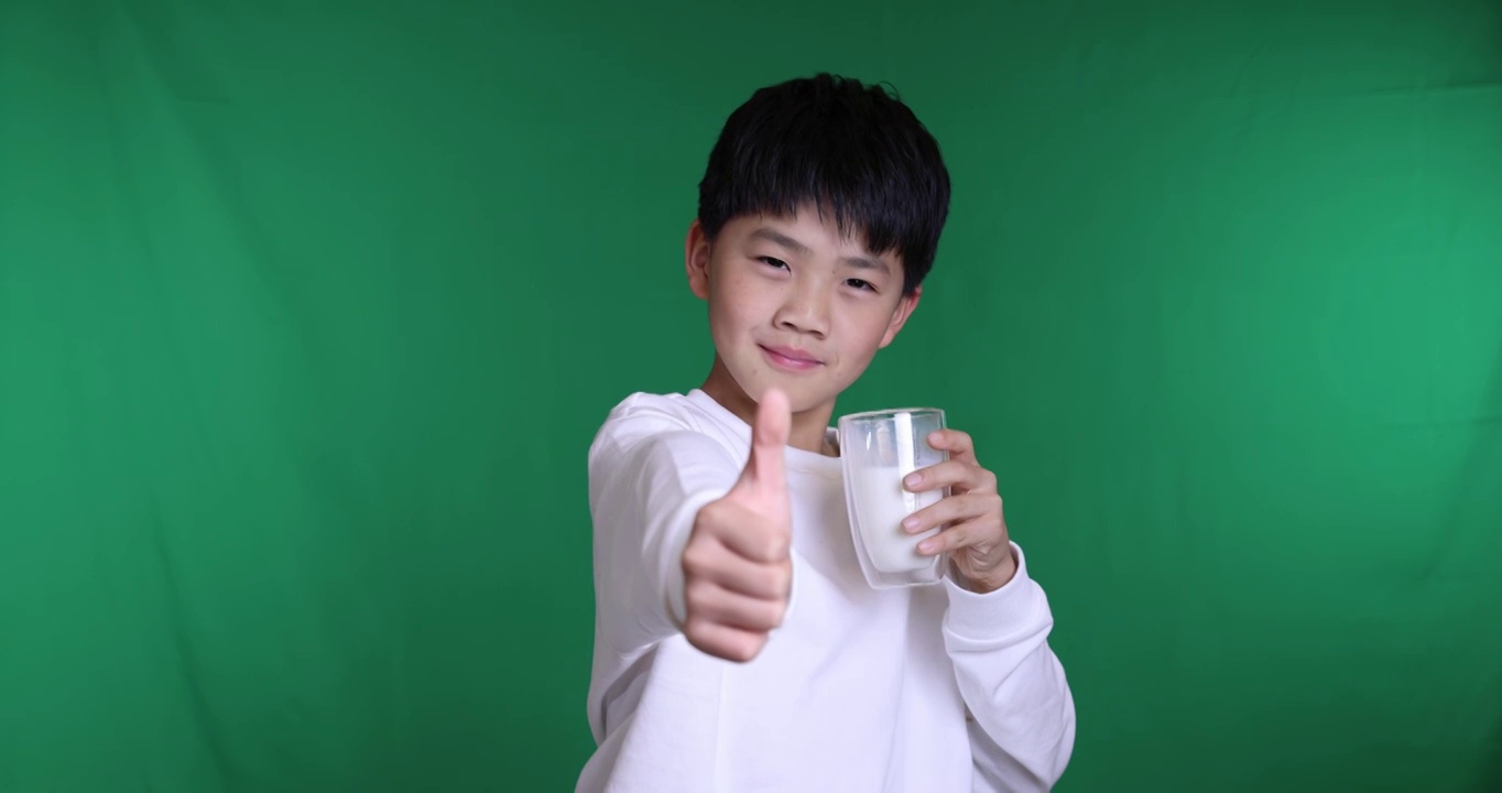 帅气的中国小男孩喝牛奶竖起大拇指点赞视频下载