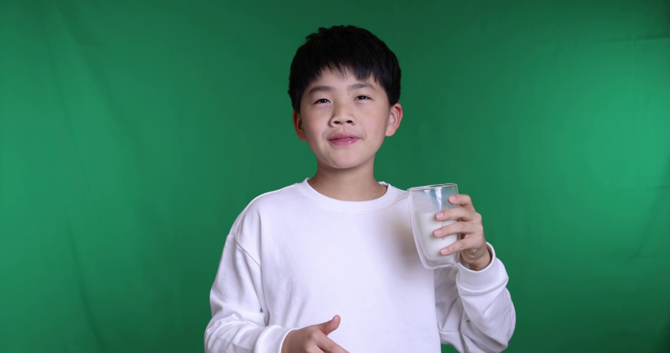 帅气的中国小男孩喝牛奶竖起大拇指点赞视频下载