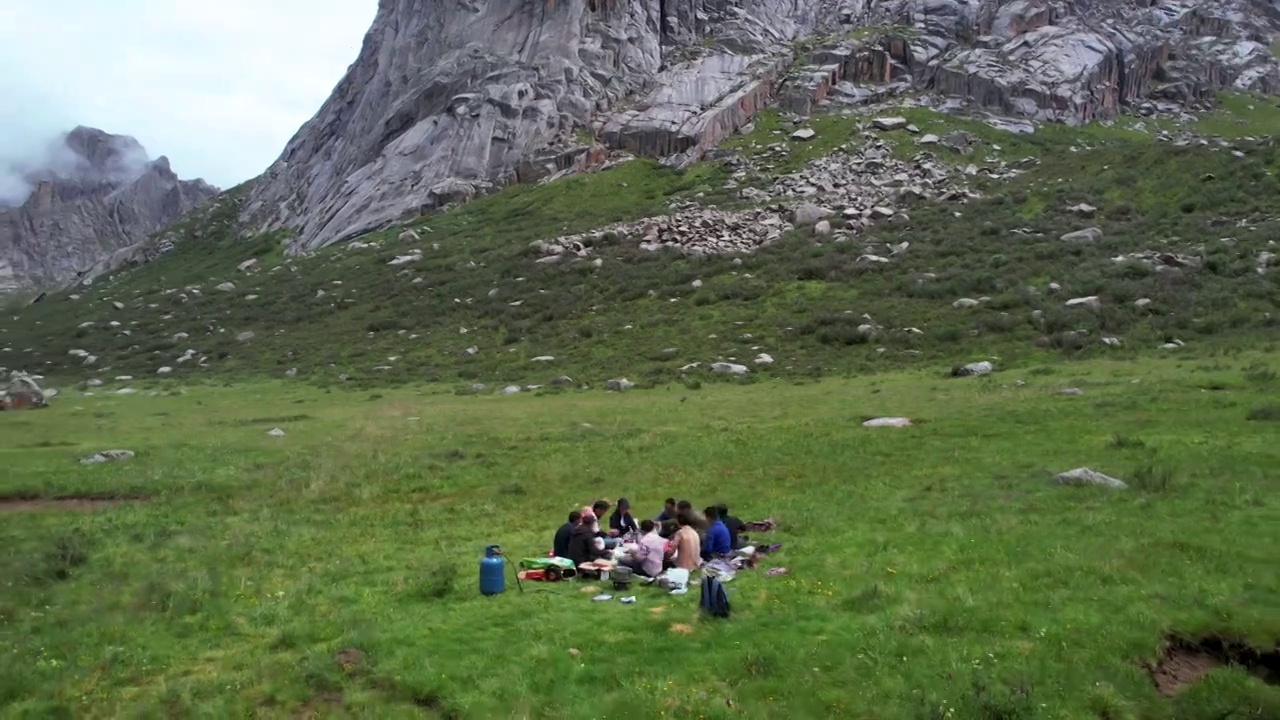 航拍四川川西旅游路边户外草坪野炊聚餐的人群视频下载