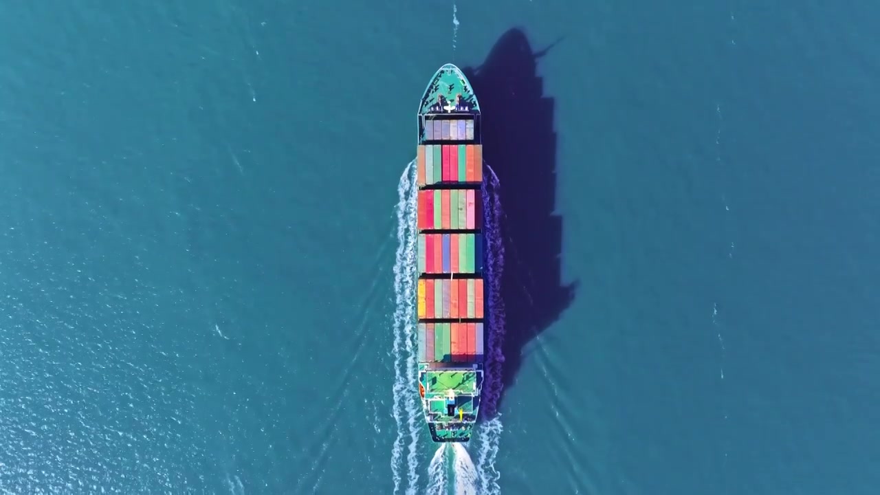 航拍海上货运集装箱船视频下载