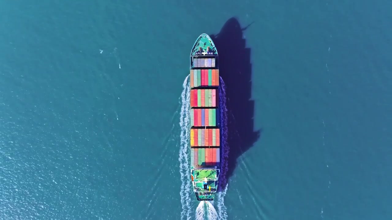 航拍海上货运集装箱船视频下载
