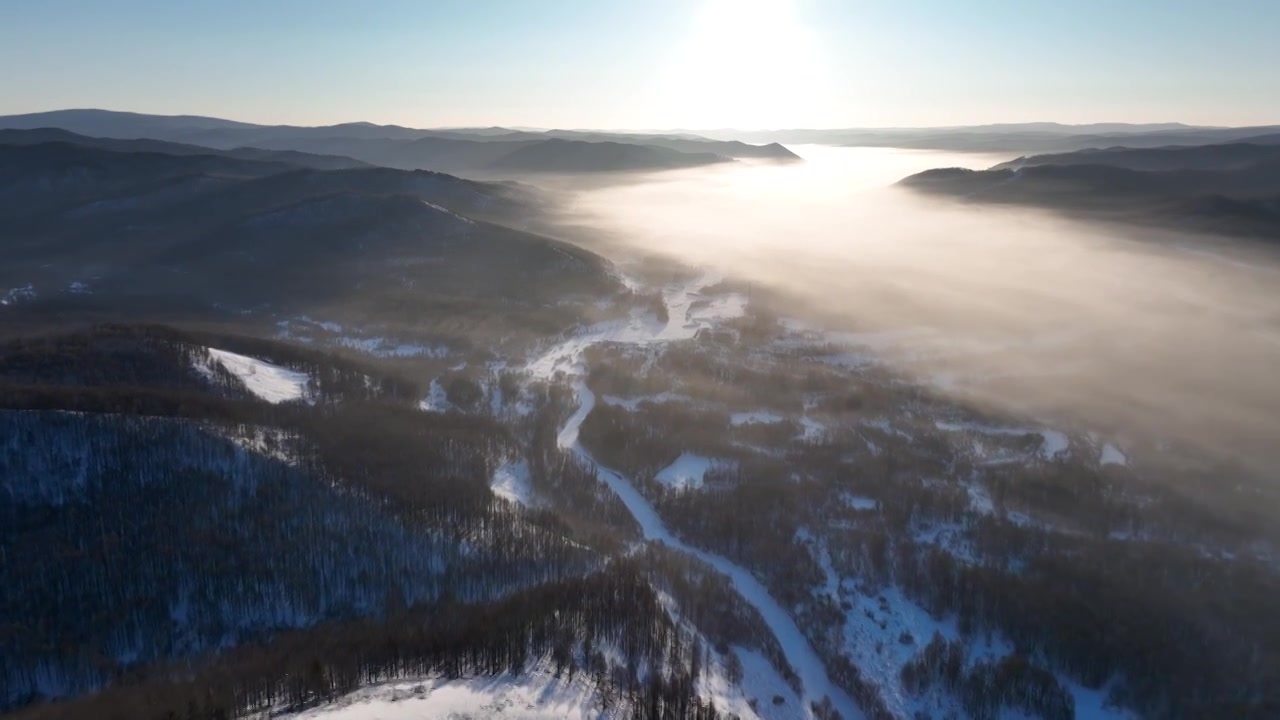 航拍冷空气缭绕的冬季山林冰河视频下载