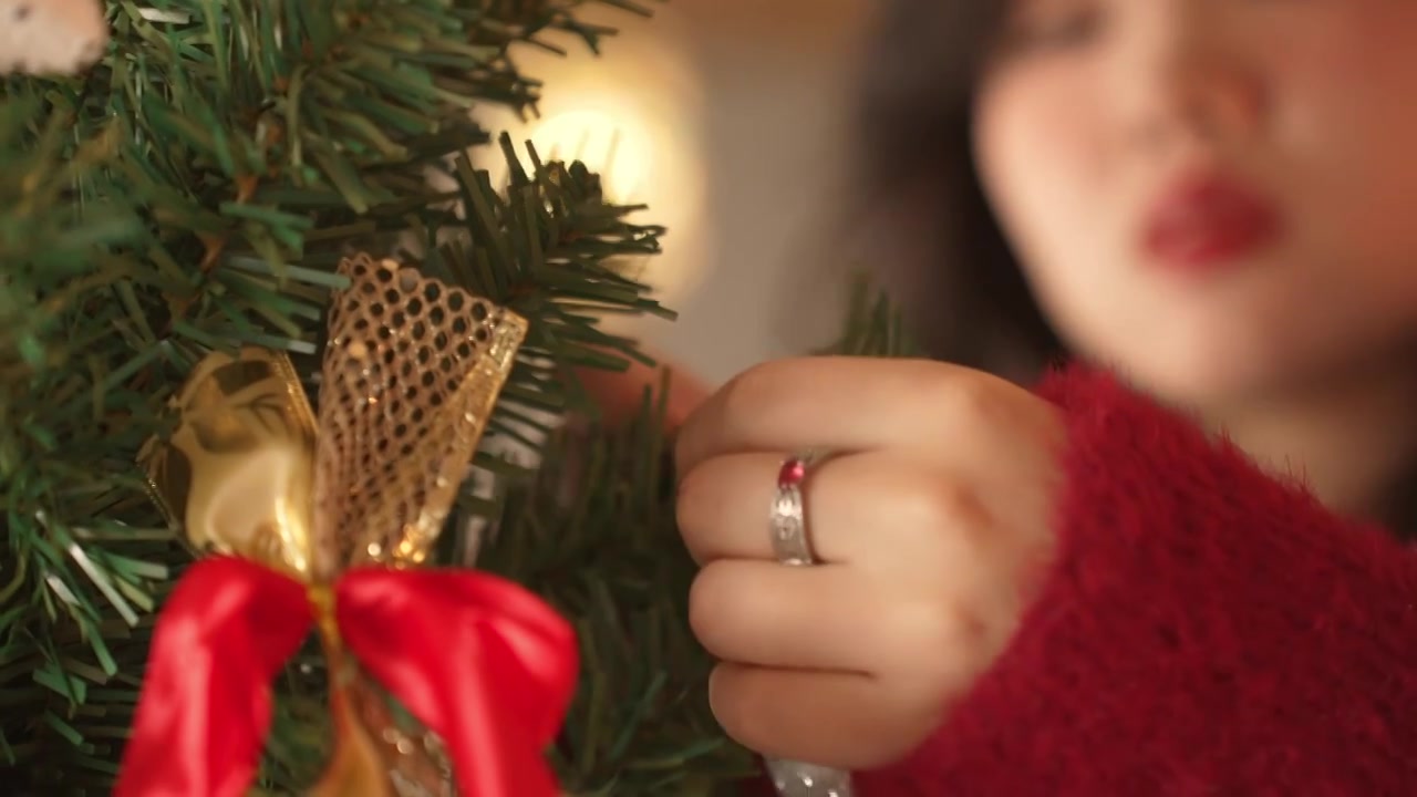 圣诞节漂亮女孩准备圣诞节礼物装饰圣诞树视频下载