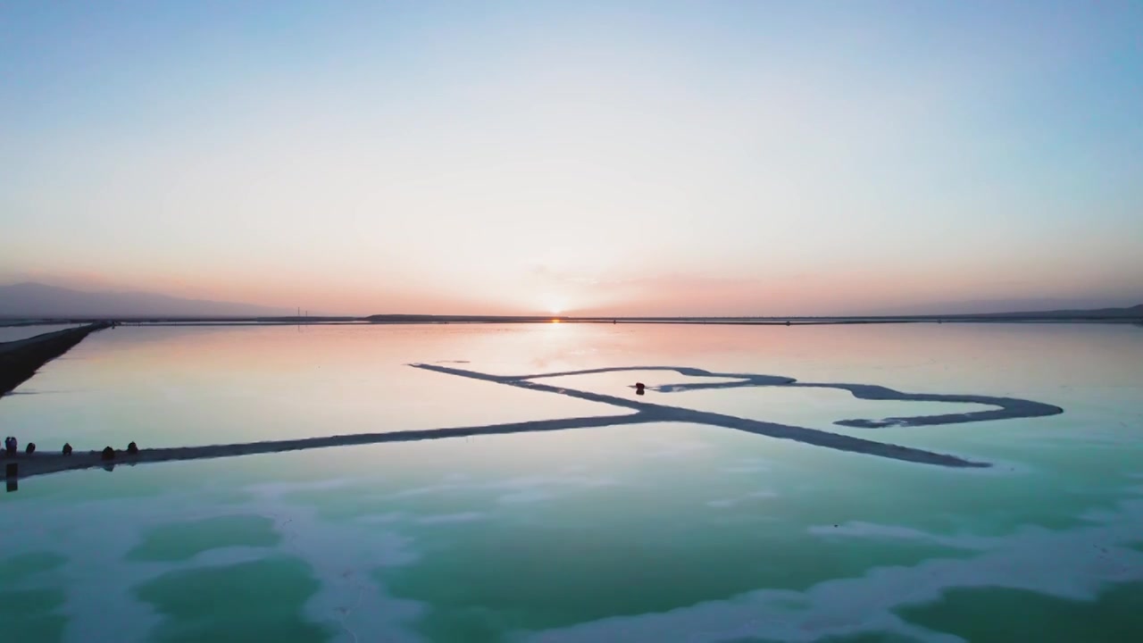 航拍茫崖翡翠湖日落湖水如镜迷人唯美奇特自然风景视频素材