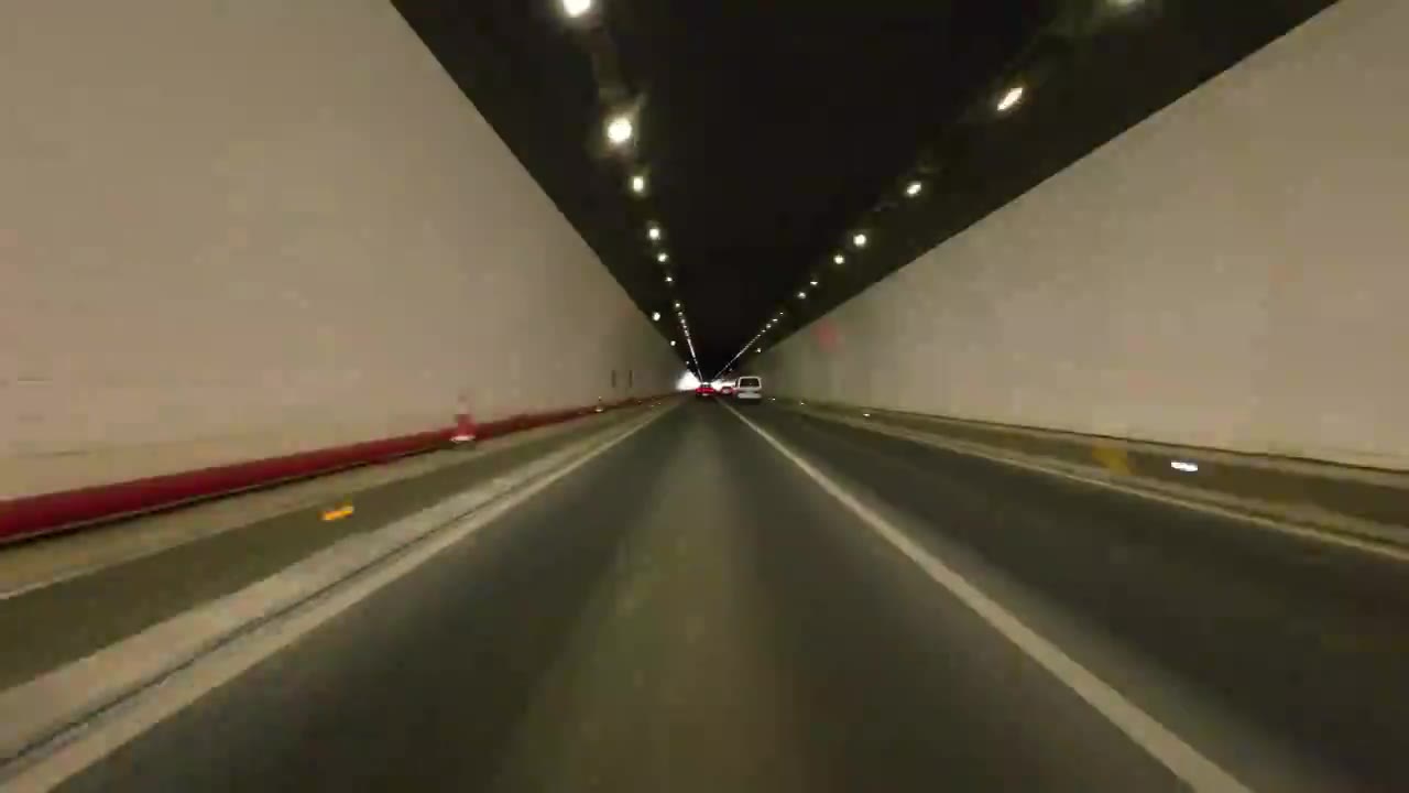 驾车行驶在隧道视频下载