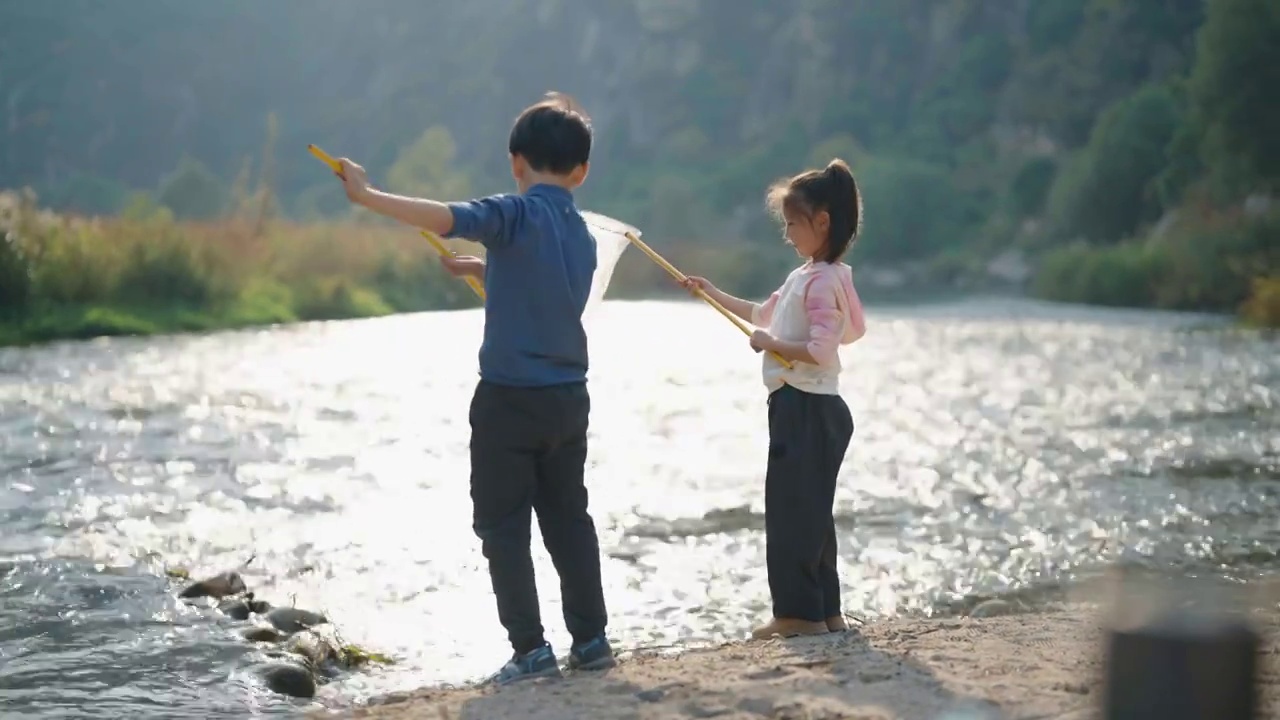 快乐的兄妹俩在河边捞鱼视频下载