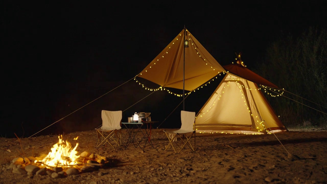 夜幕下的露营帐篷和篝火视频下载