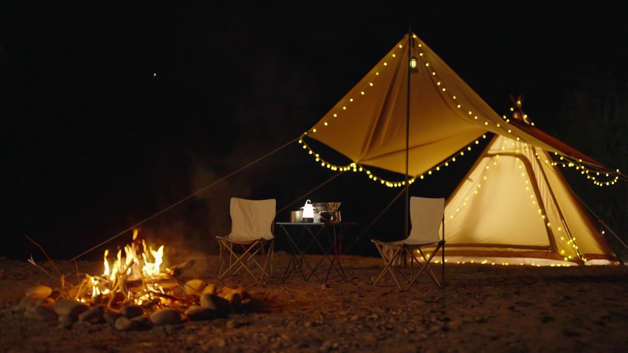 夜幕下的露营帐篷和篝火视频素材