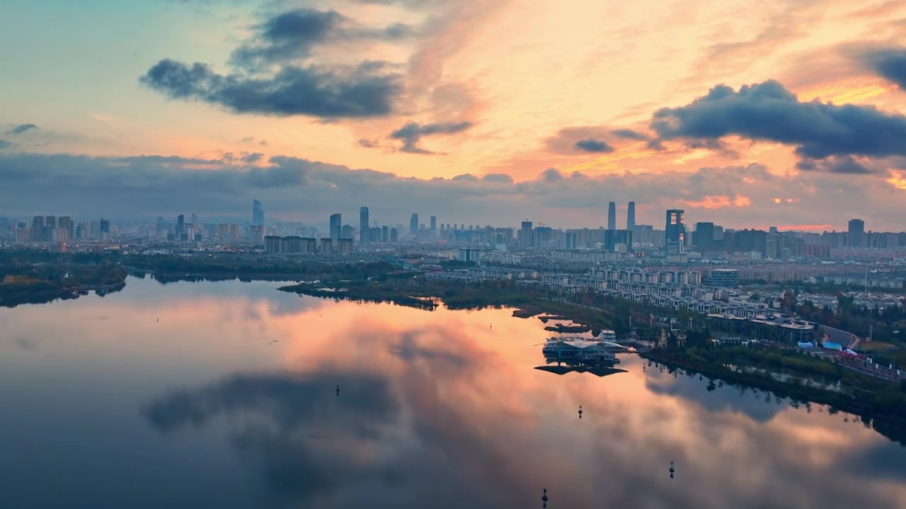 日出时的昆明城市风光航拍视频素材