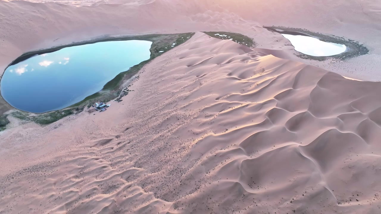 航拍内蒙古阿拉善巴丹吉林沙漠湖景视频素材