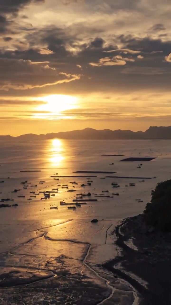 海滩的云霞，福建霞浦海滩日出与日落的景观，海域的日出与夕阳视频素材