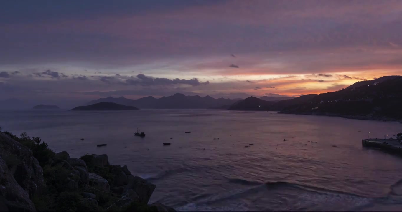 海滩的云霞，福建霞浦海滩日出与日落的景观，海域的日出与夕阳视频下载