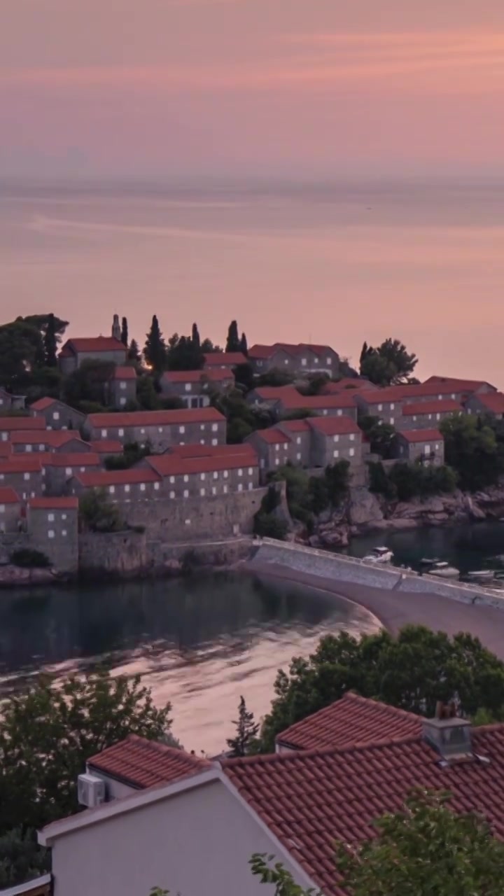 圣斯特凡岛，斯维提·斯特凡岛，黑山亚得里亚海沿岸的斯维蒂斯特凡岛的无人机鸟瞰图视频下载
