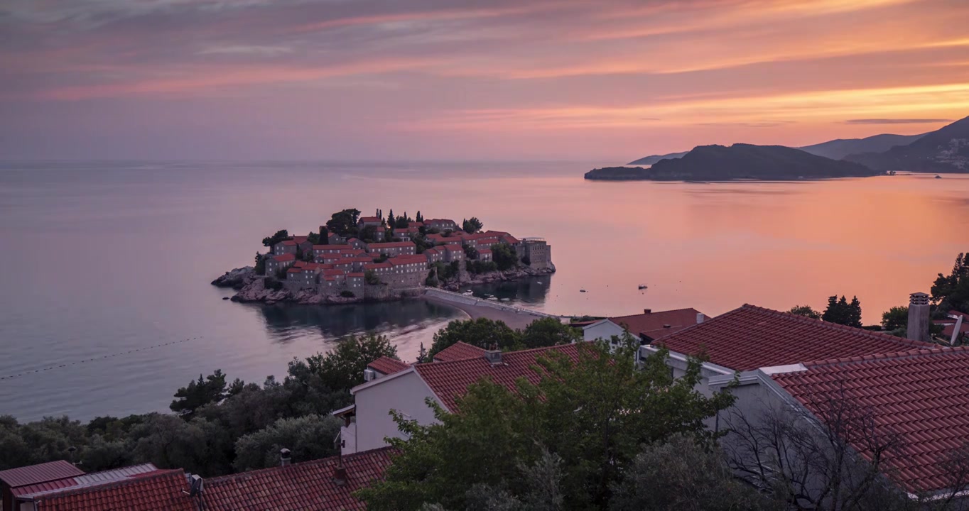 圣斯特凡岛，斯维提·斯特凡岛，黑山亚得里亚海沿岸的斯维蒂斯特凡岛的无人机鸟瞰图视频下载