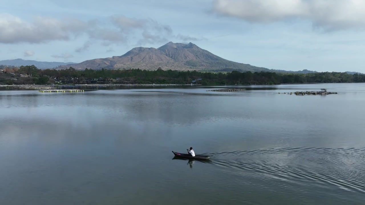 印尼巴厘岛巴图尔火山湖航拍自然风光视频下载
