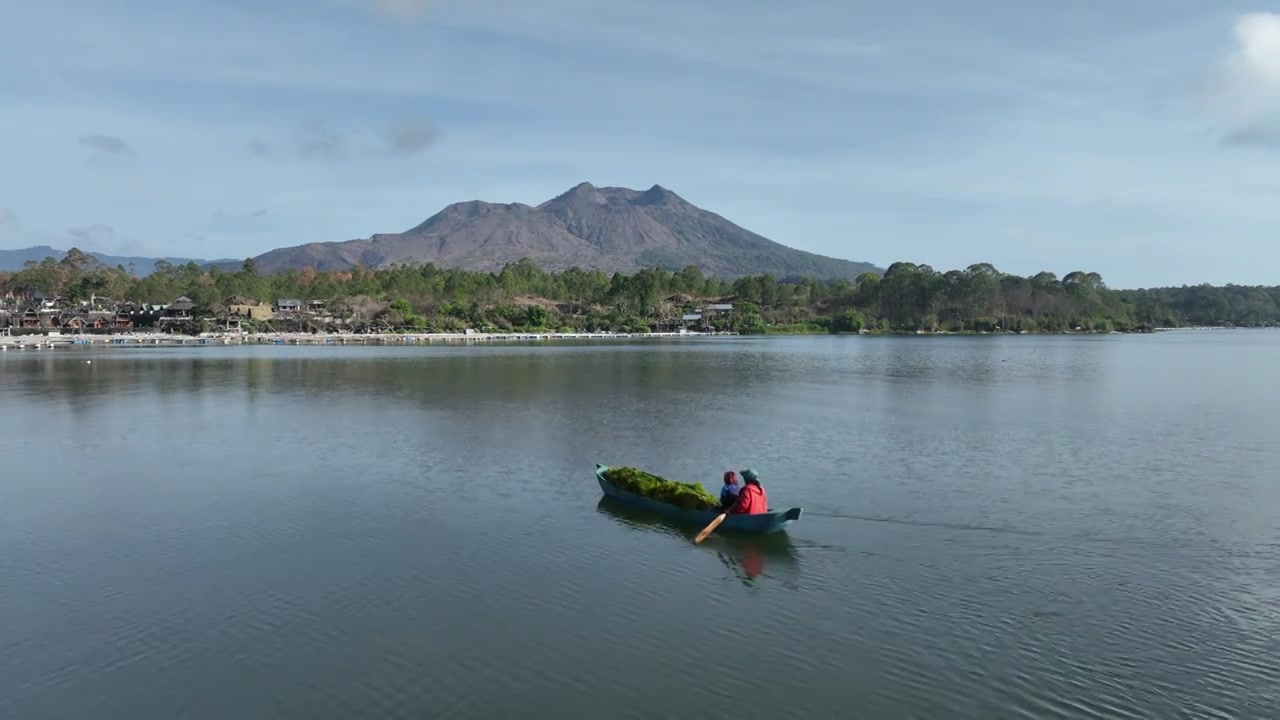 印尼巴厘岛巴图尔火山湖航拍自然风光视频素材