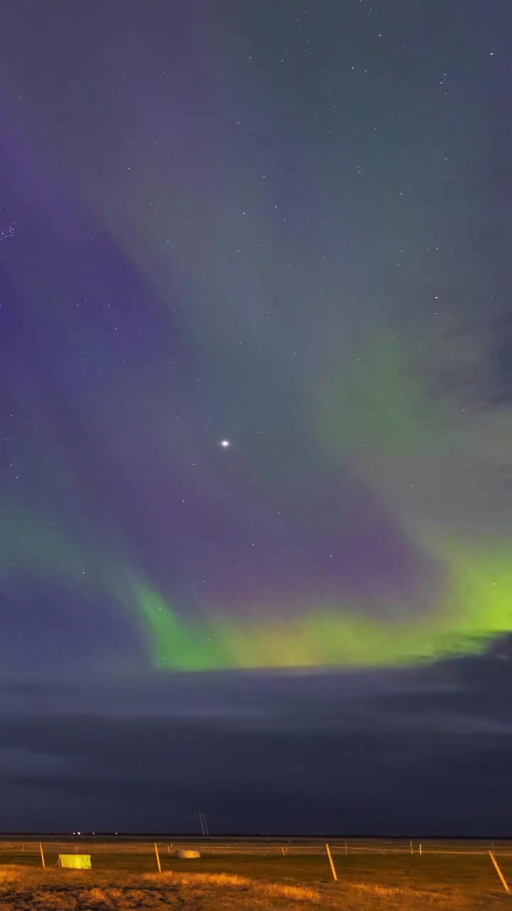 冰岛的极光，夜晚的北极光，地磁暴的天文现象，七彩的极光视频素材