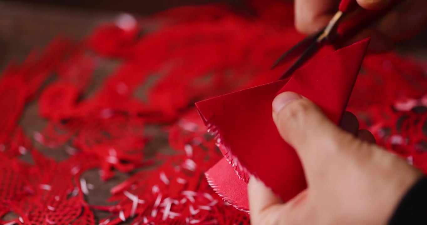 龙年春节剪纸贴窗花（选编）视频下载