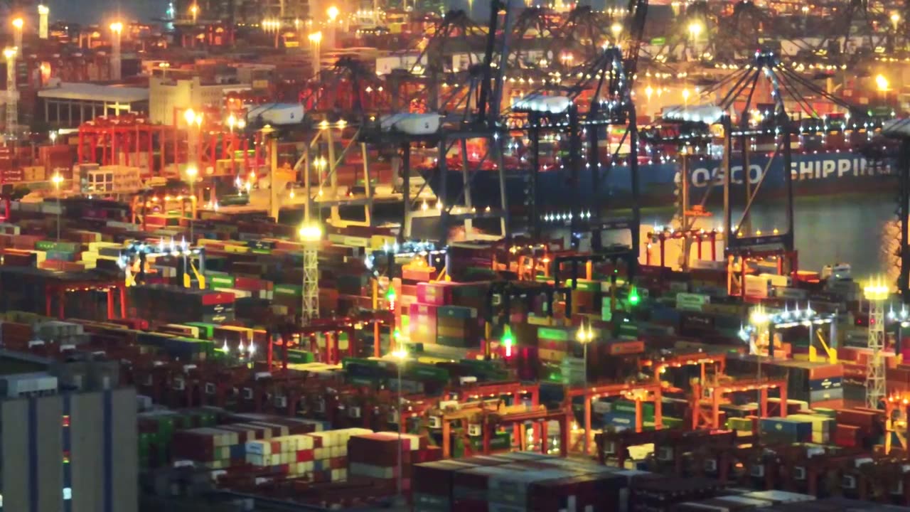 航拍城市物流出口海运港口集装箱码头夜景视频下载