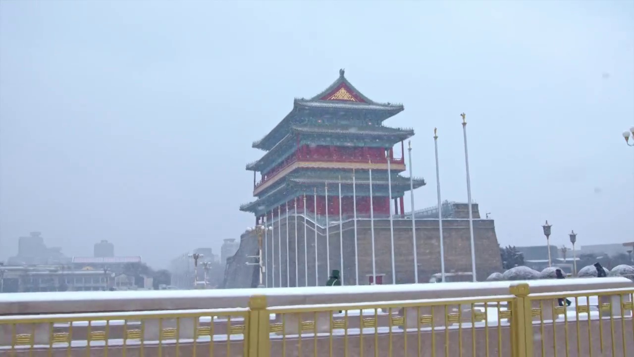 下雪中的北京正阳门前门大街视频下载