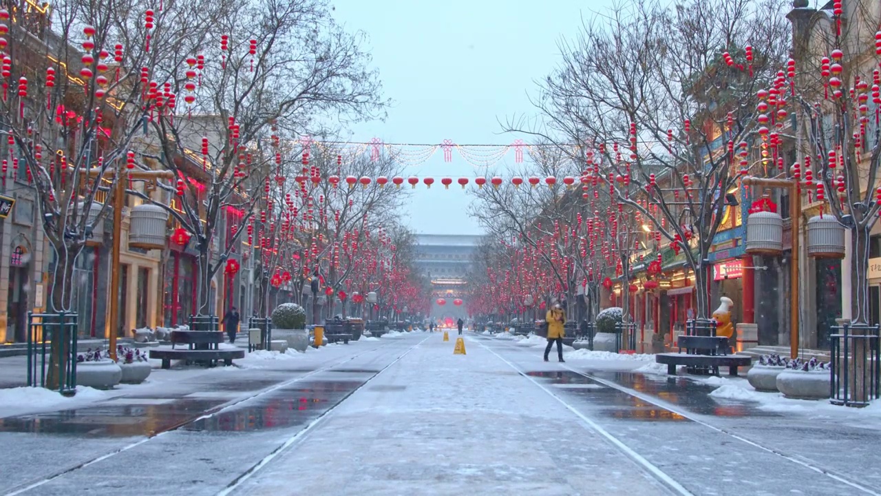 下雪中的北京正阳门前门大街视频下载