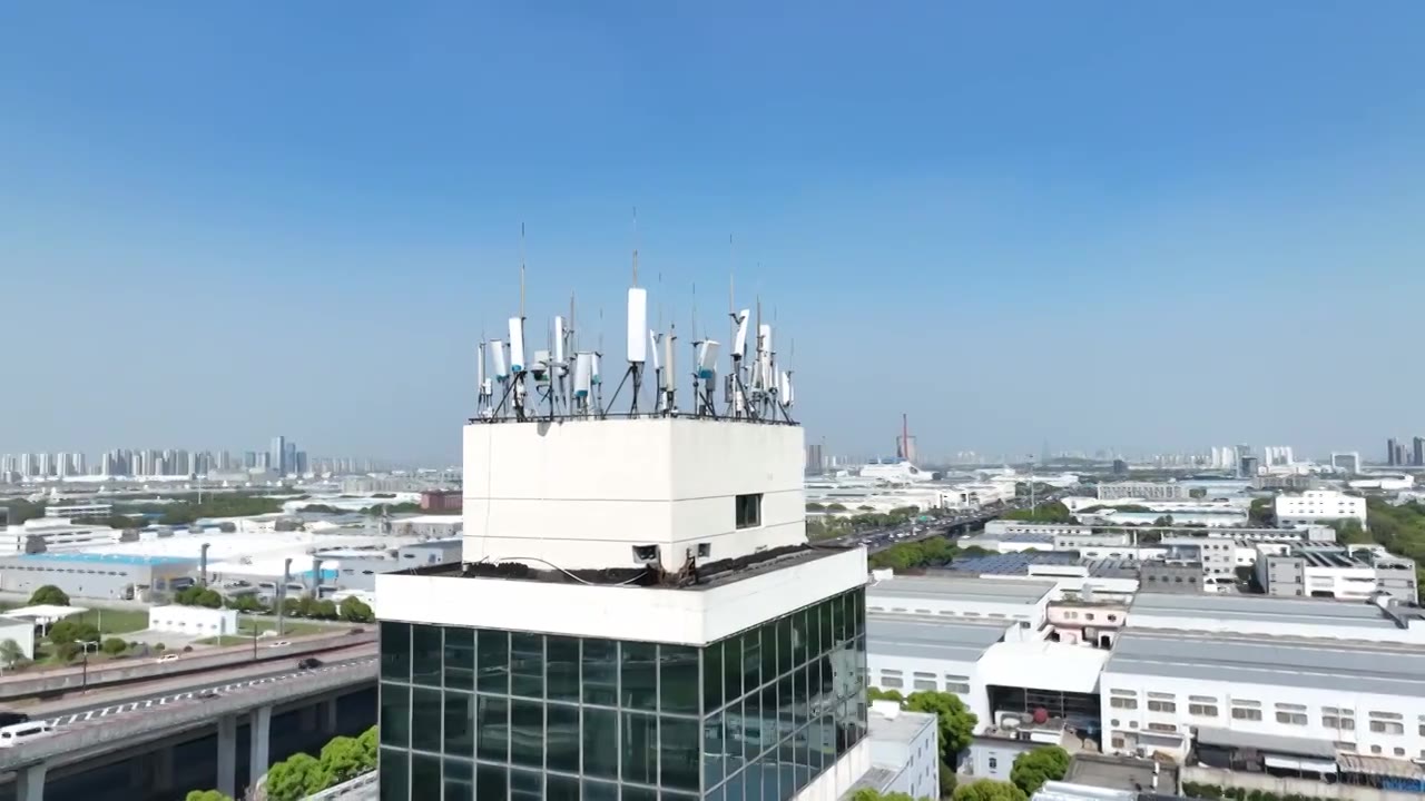 航拍屋顶通讯设施视频下载