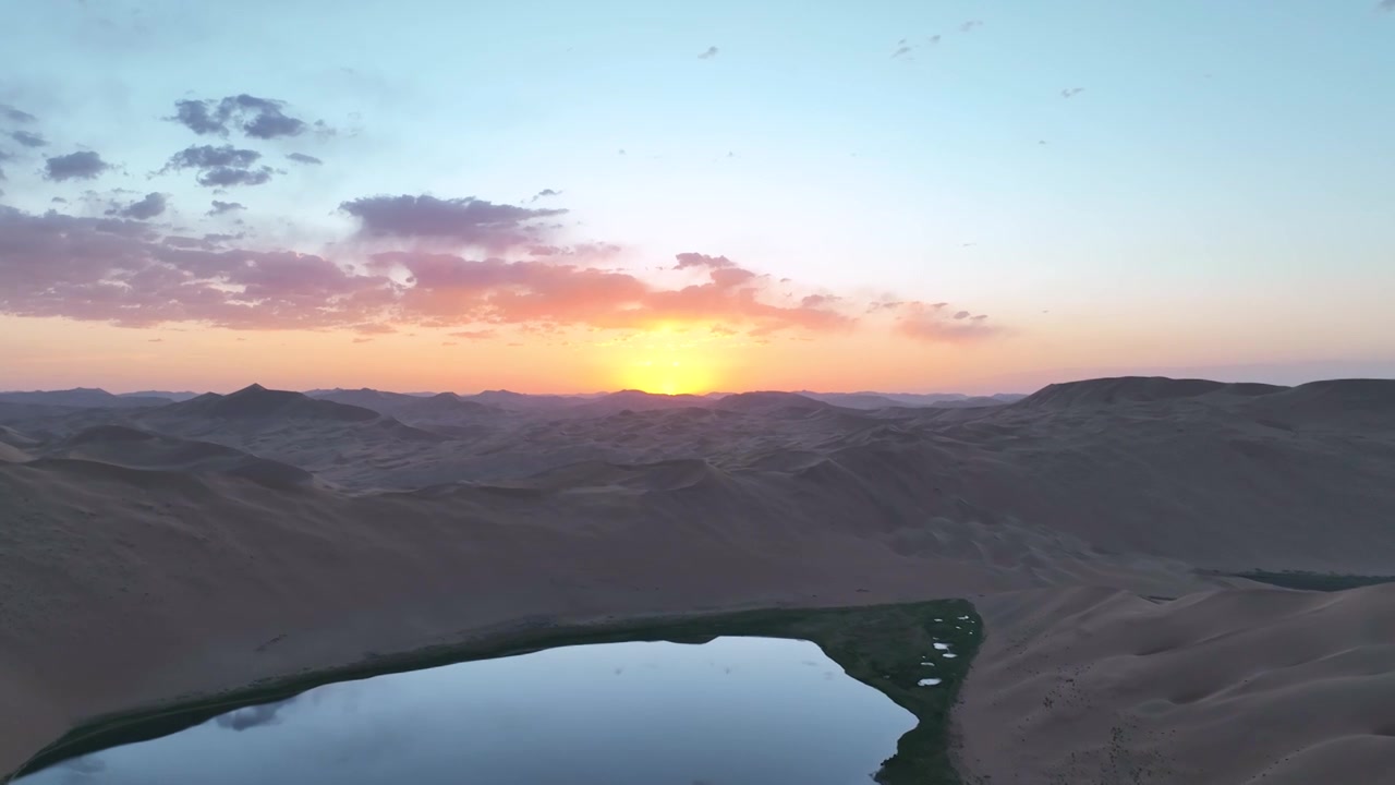 航拍内蒙古阿拉善巴丹吉林沙漠湖景日出朝阳视频素材