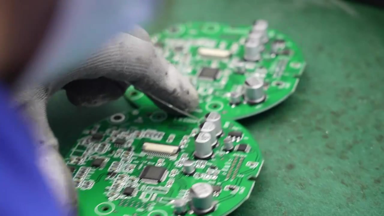半导体电路板芯片电子元件科技创新高新技术企业工人焊接视频下载