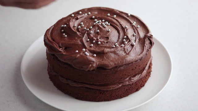 涂有巧克力奶油的巧克力蛋糕视频素材