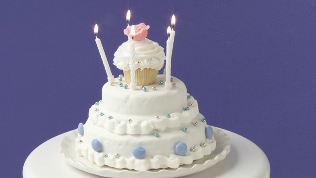 白色蛋糕上的生日蜡烛视频素材