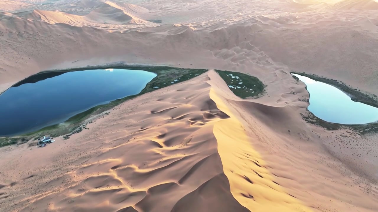 航拍内蒙古阿拉善巴丹吉林沙漠湖景风光视频素材
