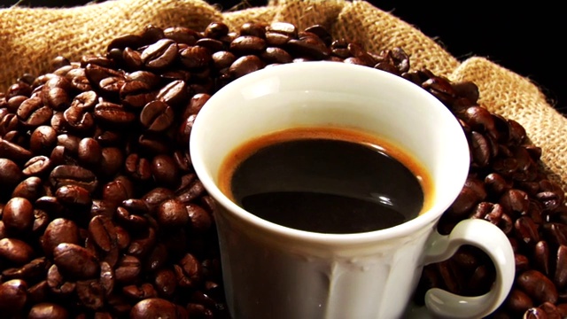 一袋咖啡豆和一杯咖啡视频素材