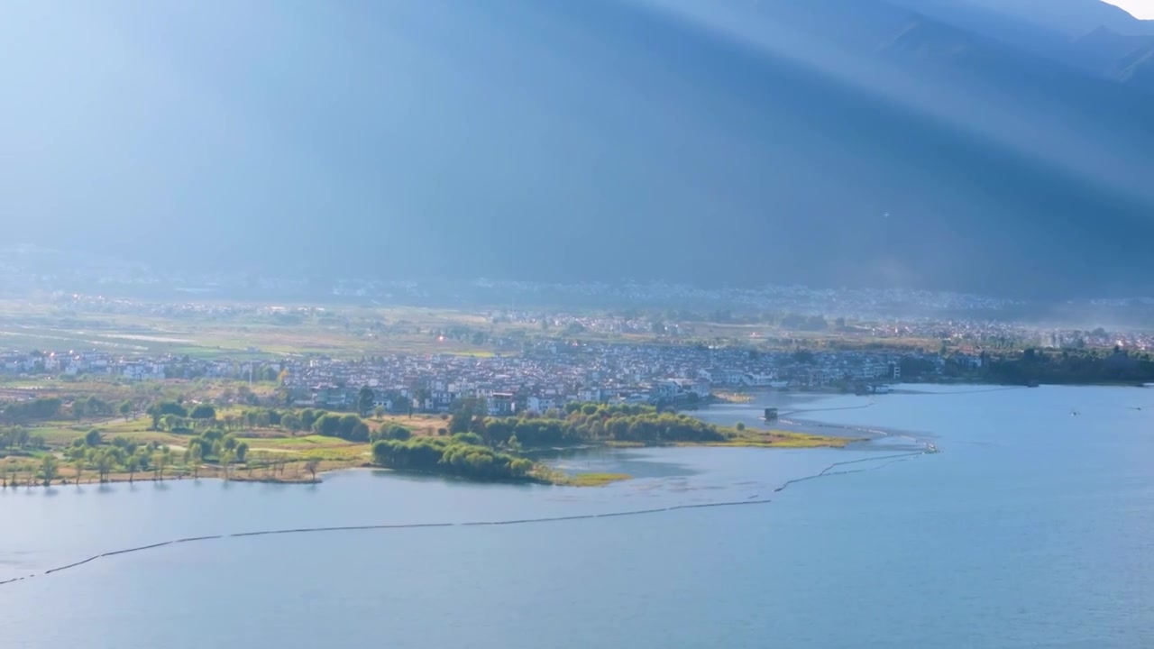 航拍云南大理洱海边的古城民居，苍山洱海，喜洲古镇视频下载