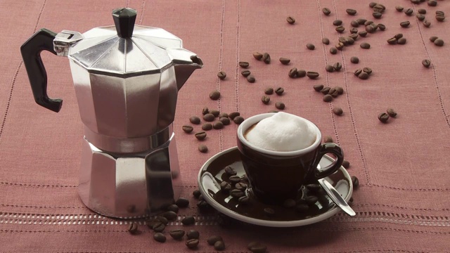加奶泡的卡布奇诺，浓缩咖啡壶和咖啡豆视频素材