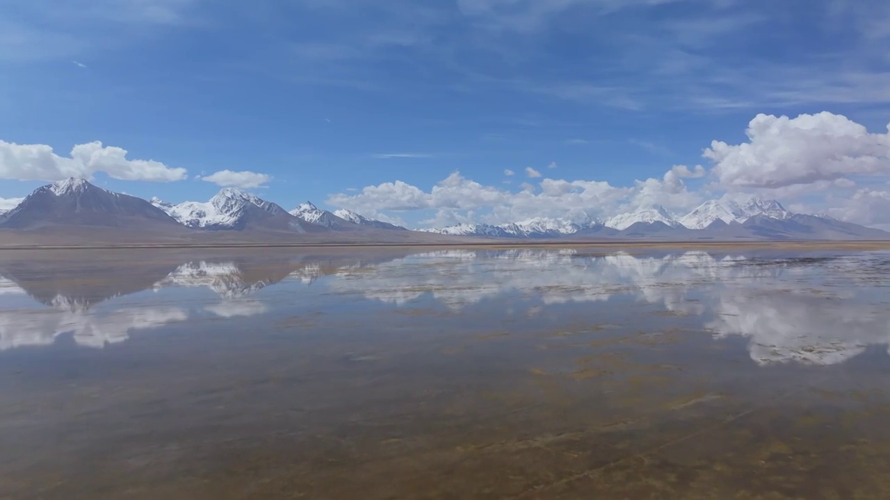 航拍西藏日喀则多情错和卓木拉日雪山视频下载