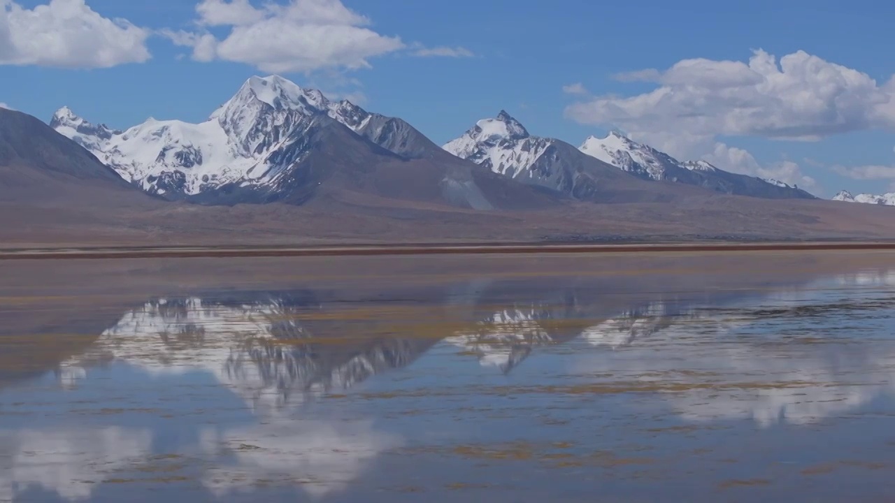 航拍西藏日喀则多情错和卓木拉日雪山视频下载