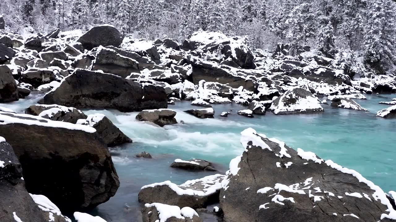 西藏昌都市八宿县然乌湖冬天雪山森林冰河流水雪景风光视频素材