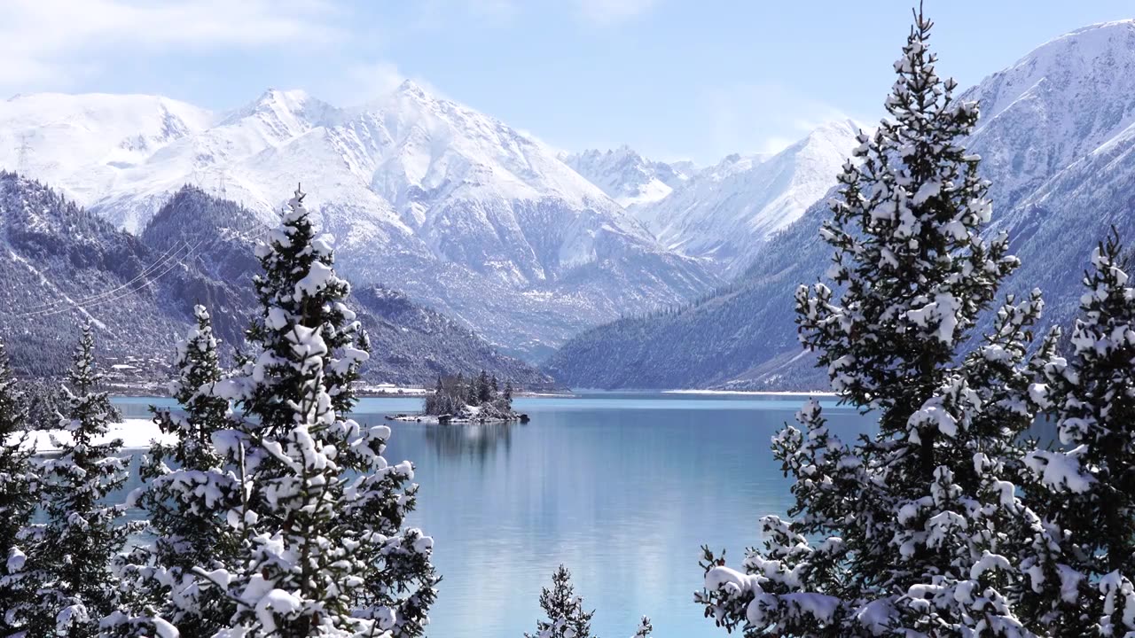 西藏昌都市八宿县然乌湖雪山森林湖泊的雪景风光视频素材