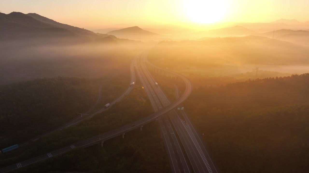 高速公路日出平流雾航拍视频素材