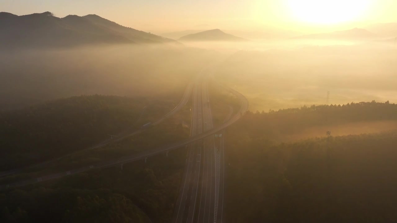 高速公路日出平流雾航拍视频素材