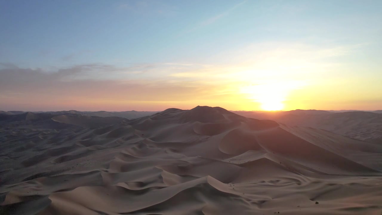 航拍内蒙古阿拉善巴丹吉林沙漠日出朝阳视频素材