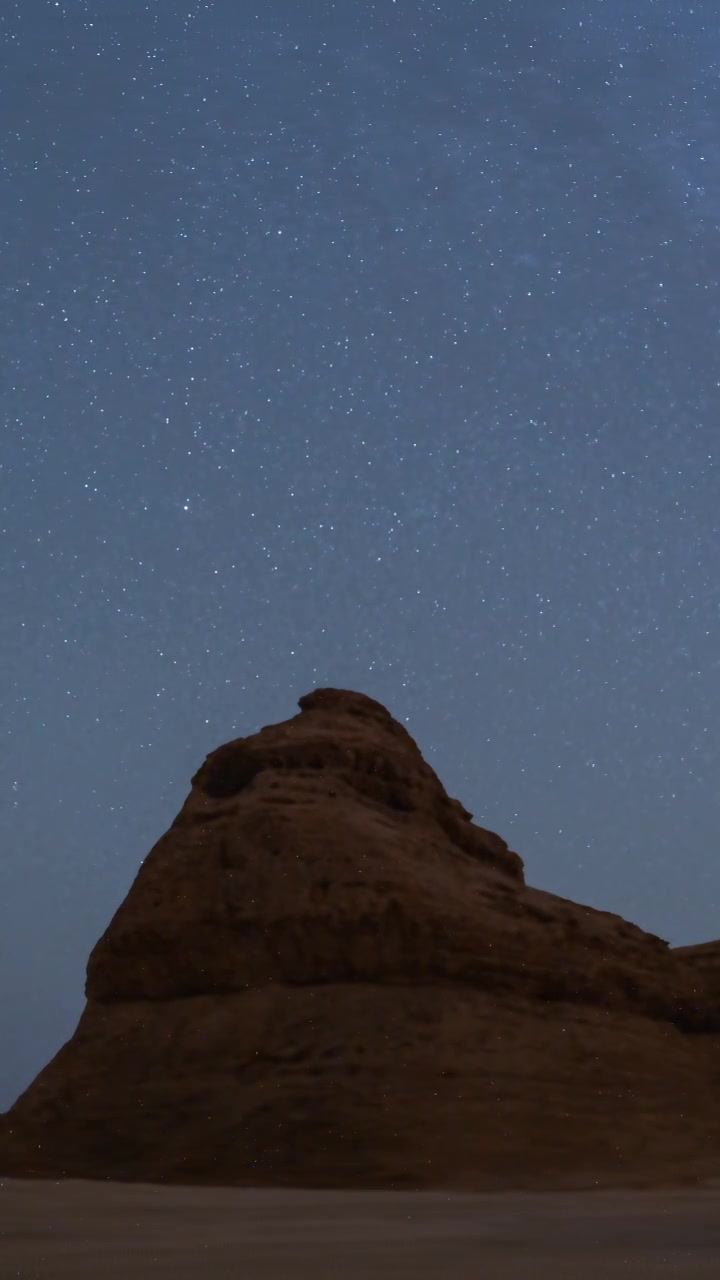 沙特阿拉伯埃尔奥拉彩虹岩（Rainbow Rock）星空银河延时视频素材