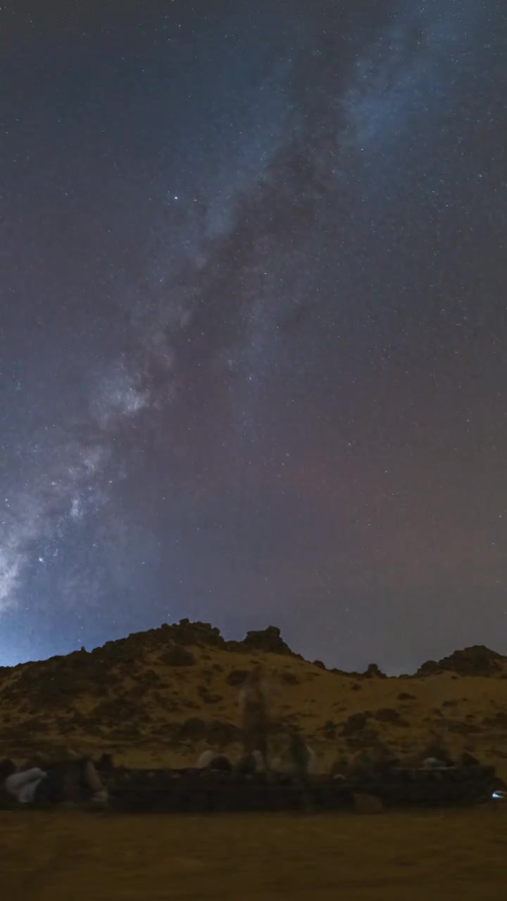沙特阿拉伯阿尔·加拉梅尔沙漠（Al Gharameel）观星营地和星空银河延时视频素材