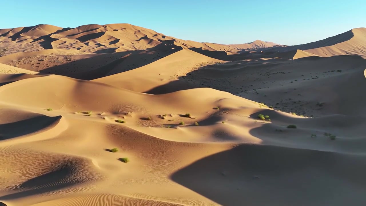 航拍内蒙古阿拉善巴丹吉林沙漠自然风景视频素材