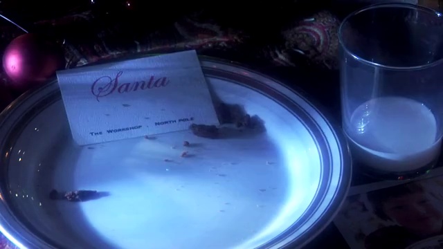 面包屑和圣诞老人的名片一起落在盘子里视频素材
