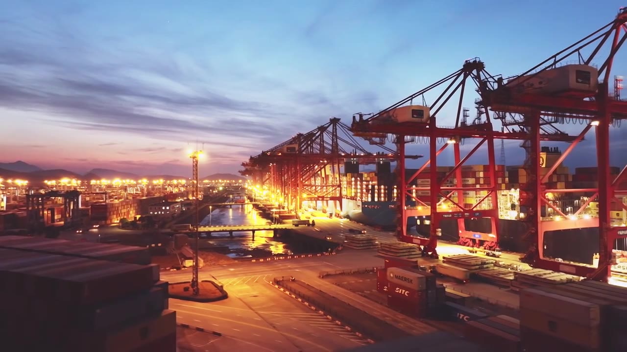 航拍宁波舟山港集装箱码头港口夜景视频素材