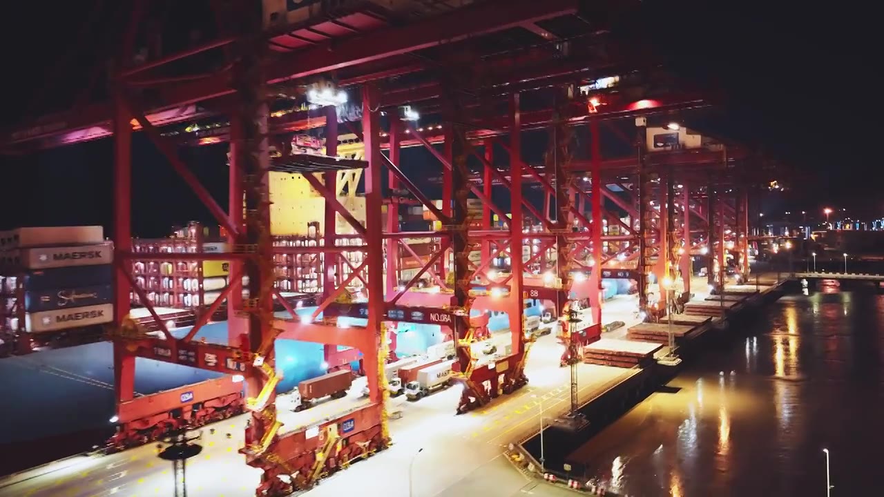 航拍宁波舟山港集装箱码头港口夜景视频素材