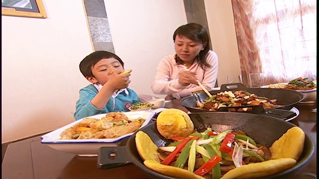 东方母子吃饭视频素材