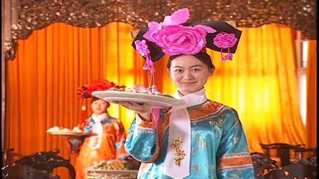 中国女人手拿食品上菜视频素材