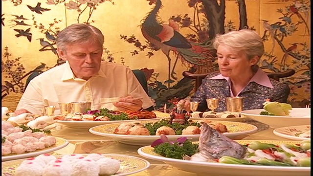 西方人在中国餐厅吃饭视频素材